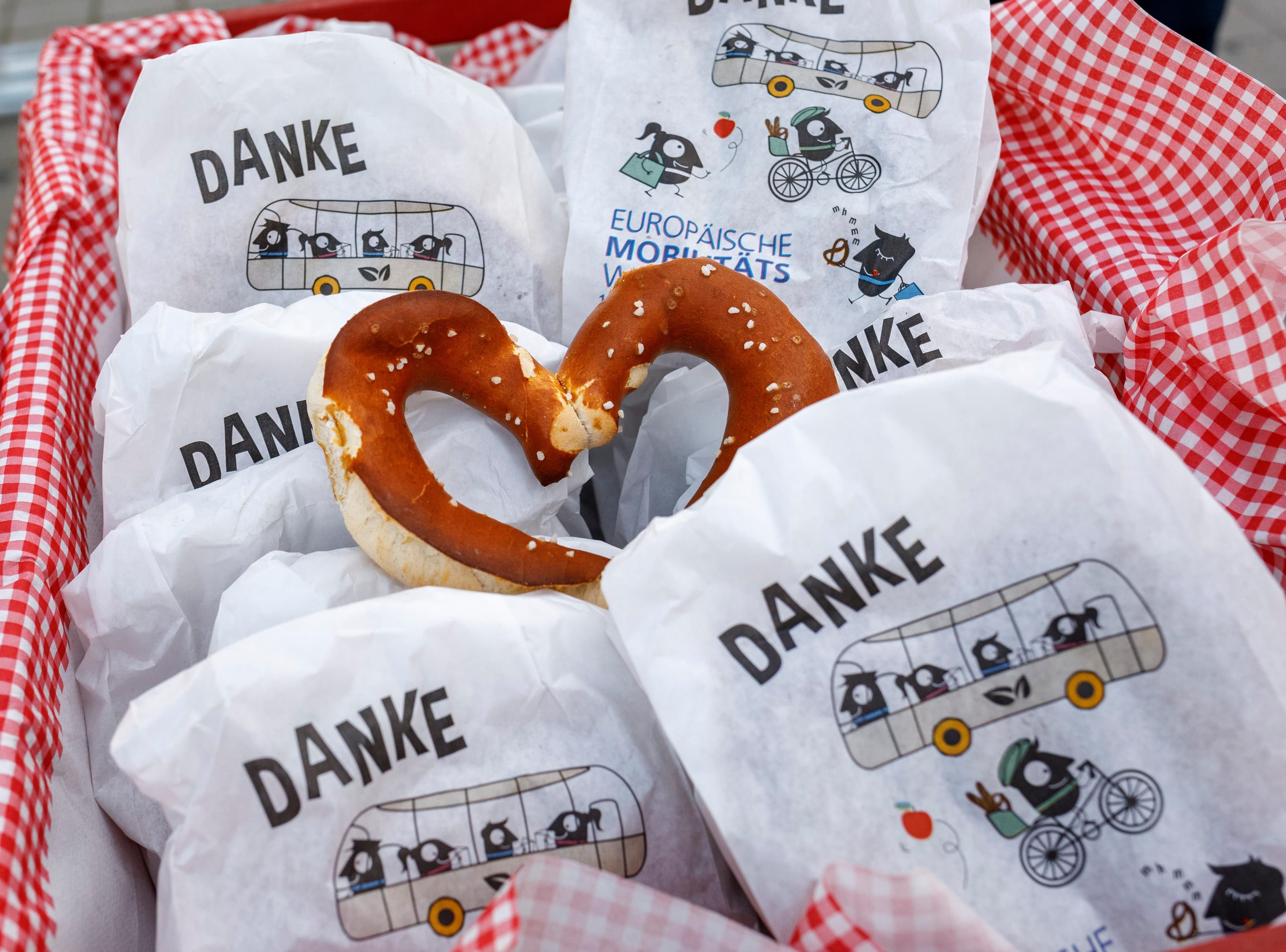 Dankeaktion mit Herzbrezn zur Europäischen Mobilitätswoche