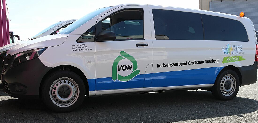 NEA-Mobil, weiß-blauer Bus mit VGN-Logo