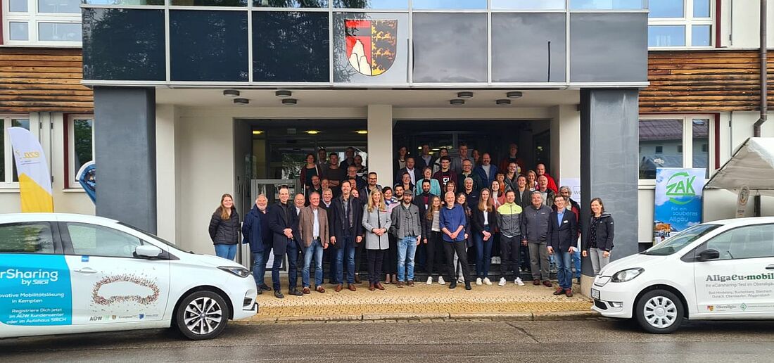 Gruppenbild mit Akteur:innen aus Vereinen, der Landkreisverwaltung und der Bürgerschaft beim offiziellen Start der Mitfahrplattform fahrmob.eco.