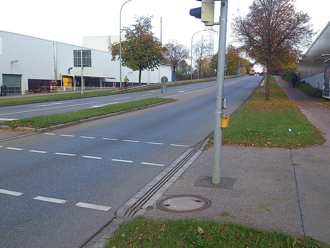 Ein Fußgängerübergang mit einem Rillenstein, der einen Übergang von Gehweg zu Straße ohne Höhenunterschied sichert.