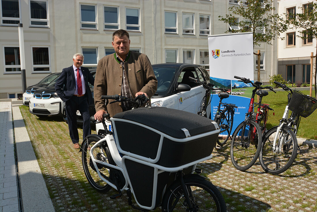 Landrat Anton Speer stellt ein Lastenfahrzeug vor, das Bürger/-innen kostenfrei testen können.