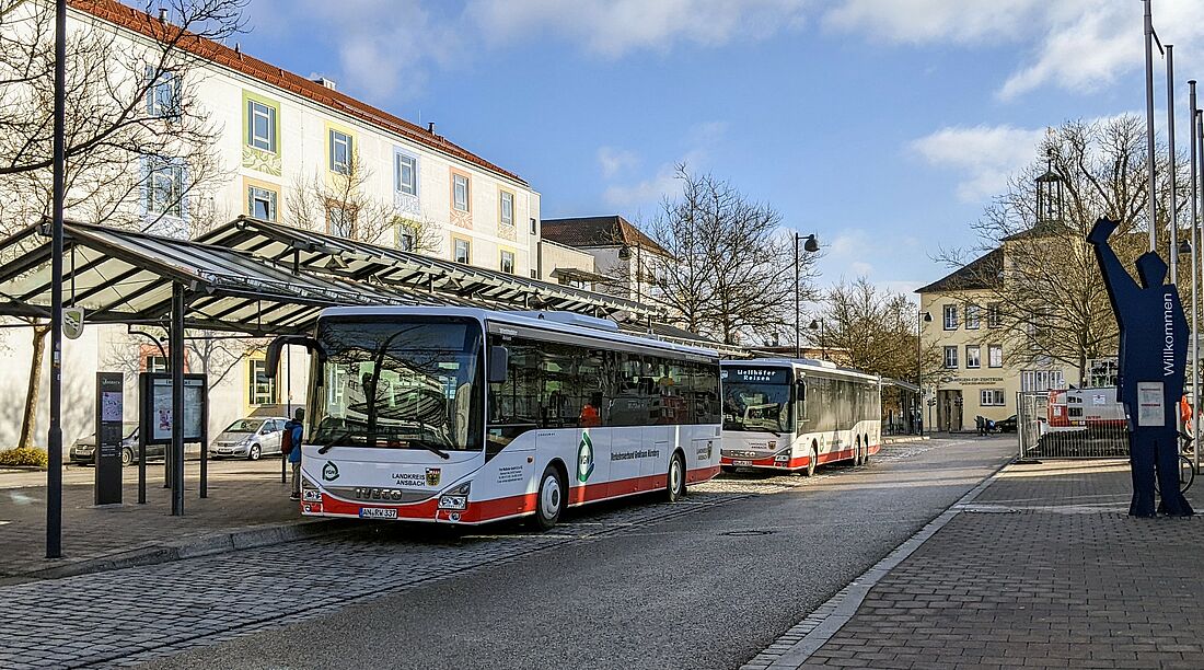 Ein Bus im Design des Landkreises Ansbach steht vor dem Bahnhof in Ansbach.