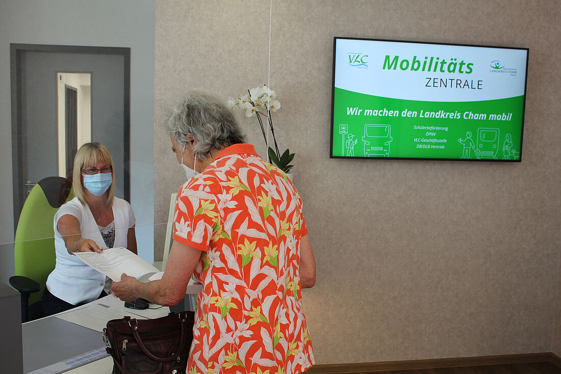 Ein Bildschirm in einer Arztpraxis informiert über das günstige ÖPN-Angebot in Cham.