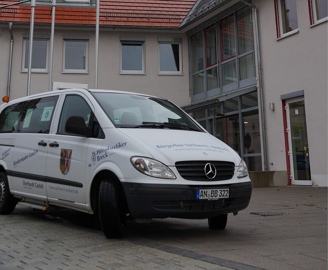weißer Bürgerbus der Gemeinde Sachsen bei Ansbach