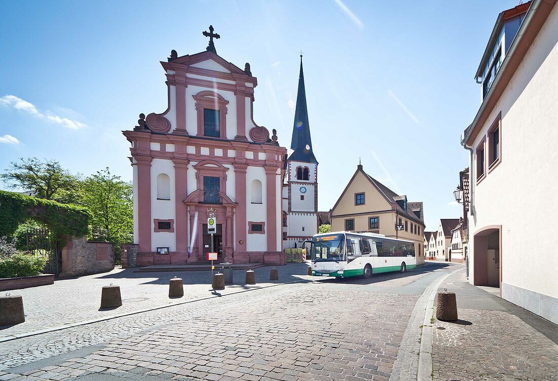 Bild vom Altort in Veitshöchheim mit einem Linienbus