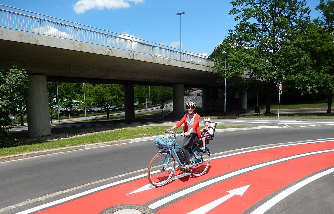 Frau mit Kind auf Radweg in Kempten