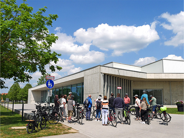 Neubürger bei der Radltour vor der Stadthalle Gunzenhausen