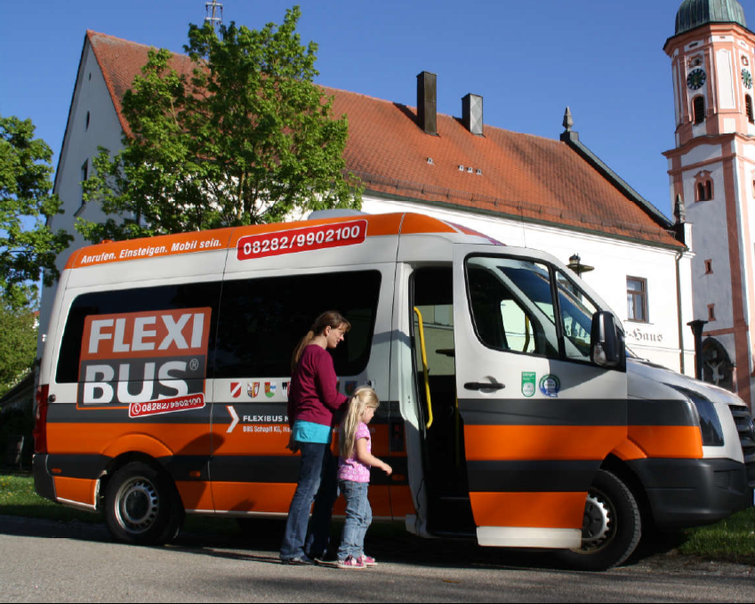 rot-weißer Flexibus des Landkreises Günzburg