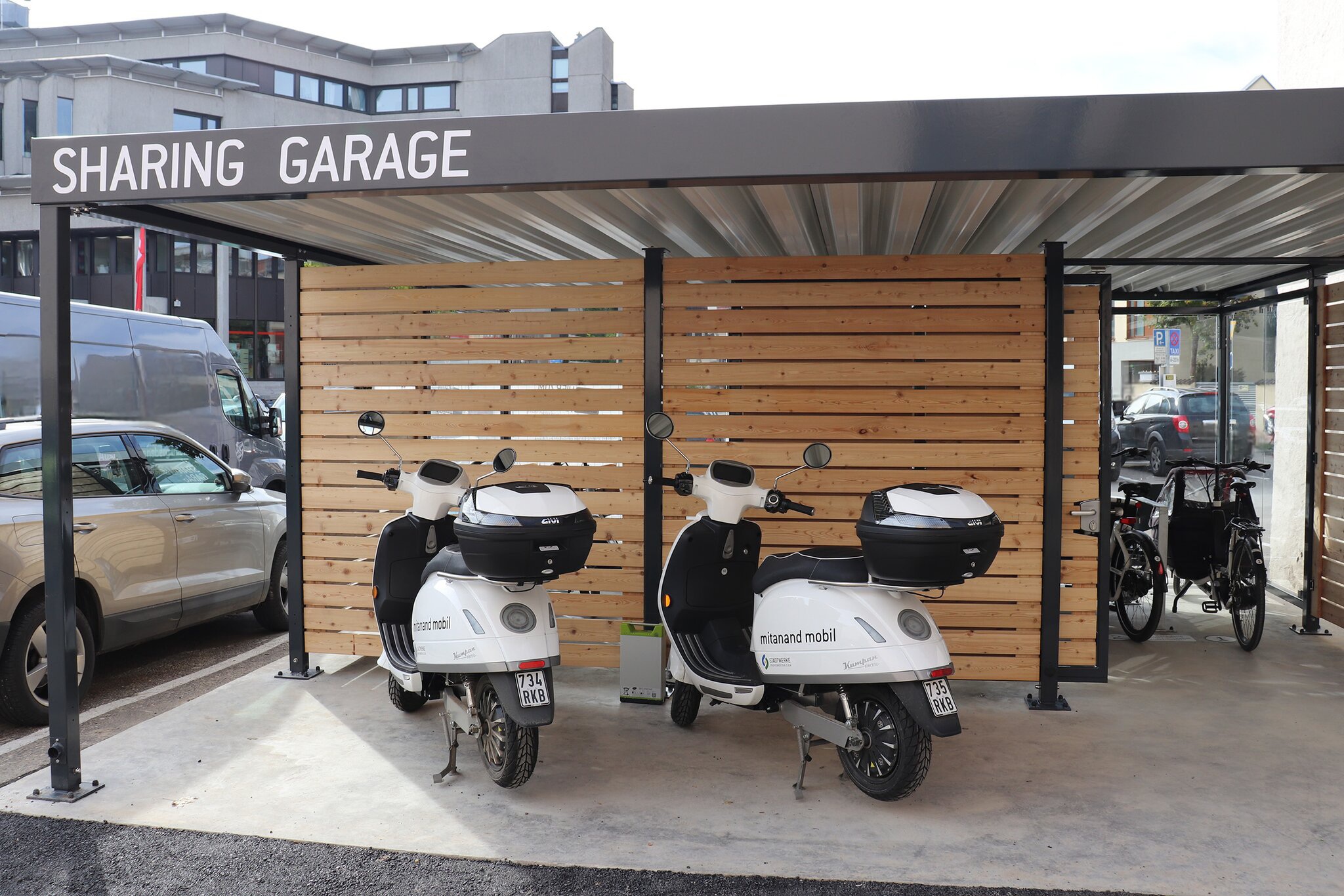 In unserer Sharing-Garage in Pfaffenhofen werden sowohl E-Bikes und Lastenräder als auch E-Roller zur Verfügung gestellt.